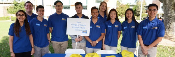 Science Ambassadors ready to give tours (c) UCR