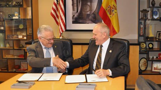 UCR Chancellor Kim Wilcox and Eurosemillas representative shaking hands (c) UCR