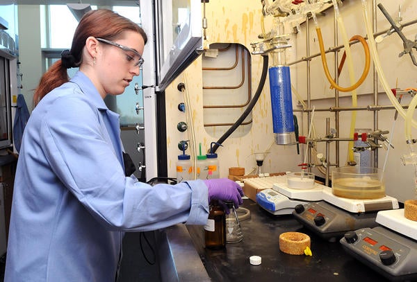 student in chemistry lab (c) UCR/CNAS