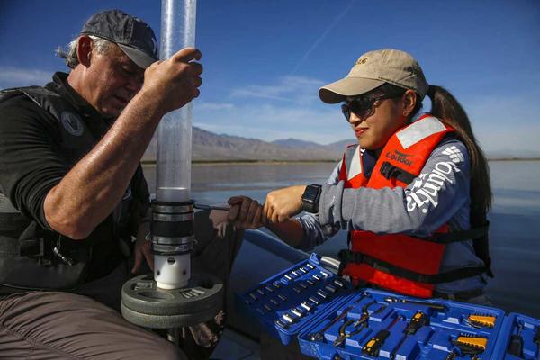 Tim Lyons and Caroline Hung prepare a corer on the Salton Sea