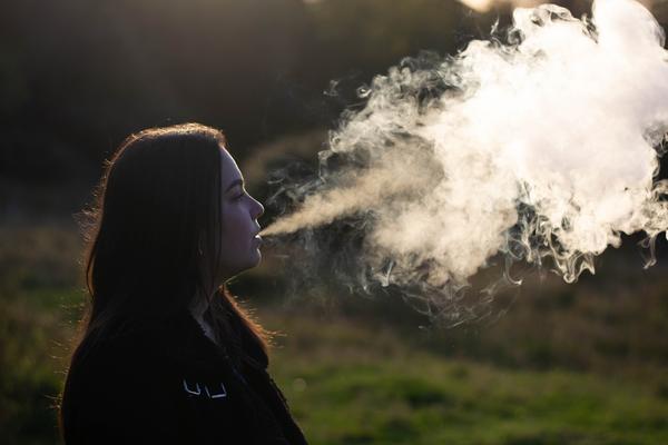 Woman vaping / Pixabay